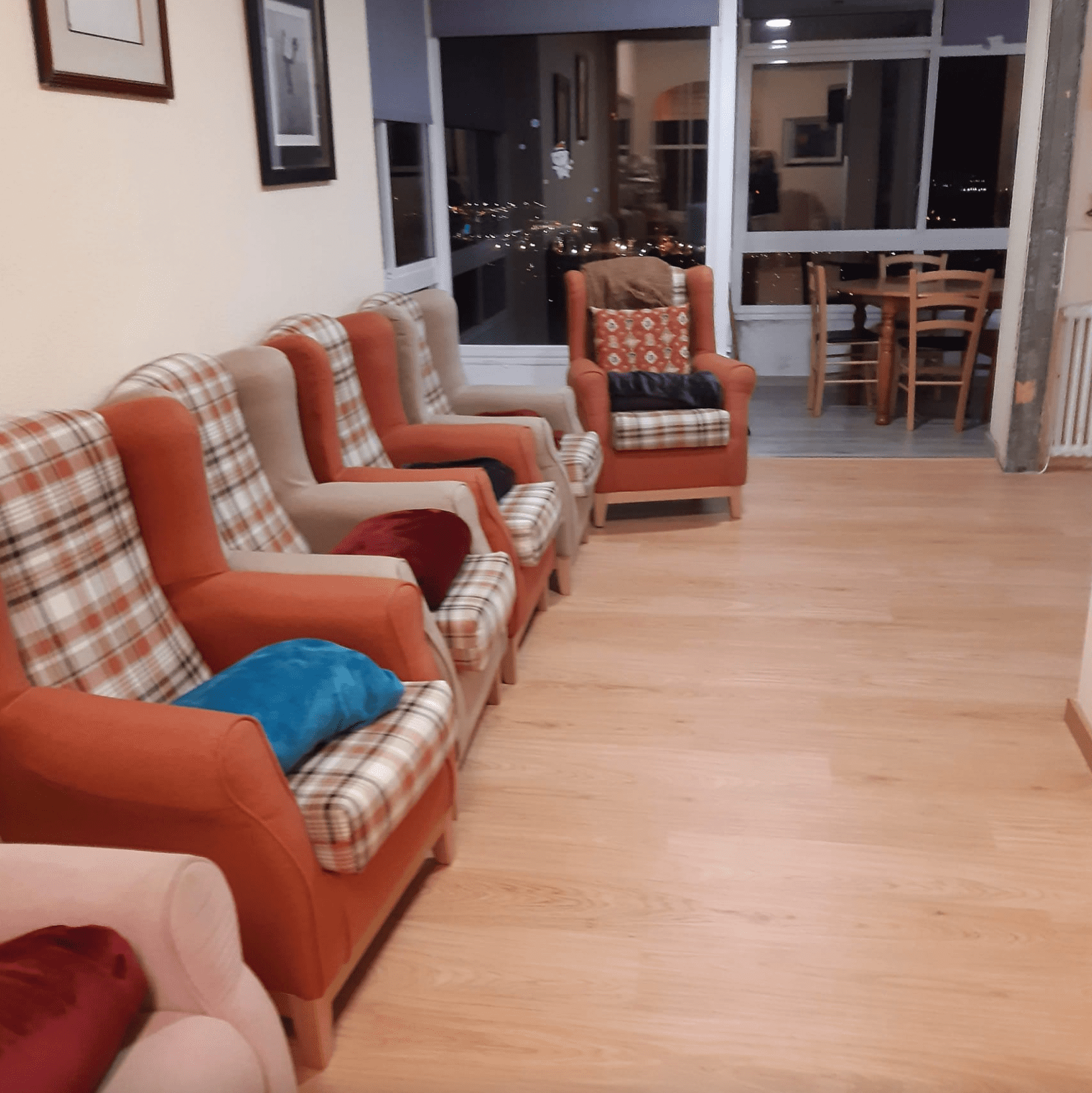 Una fila de sillas están alineadas en una sala de estar.