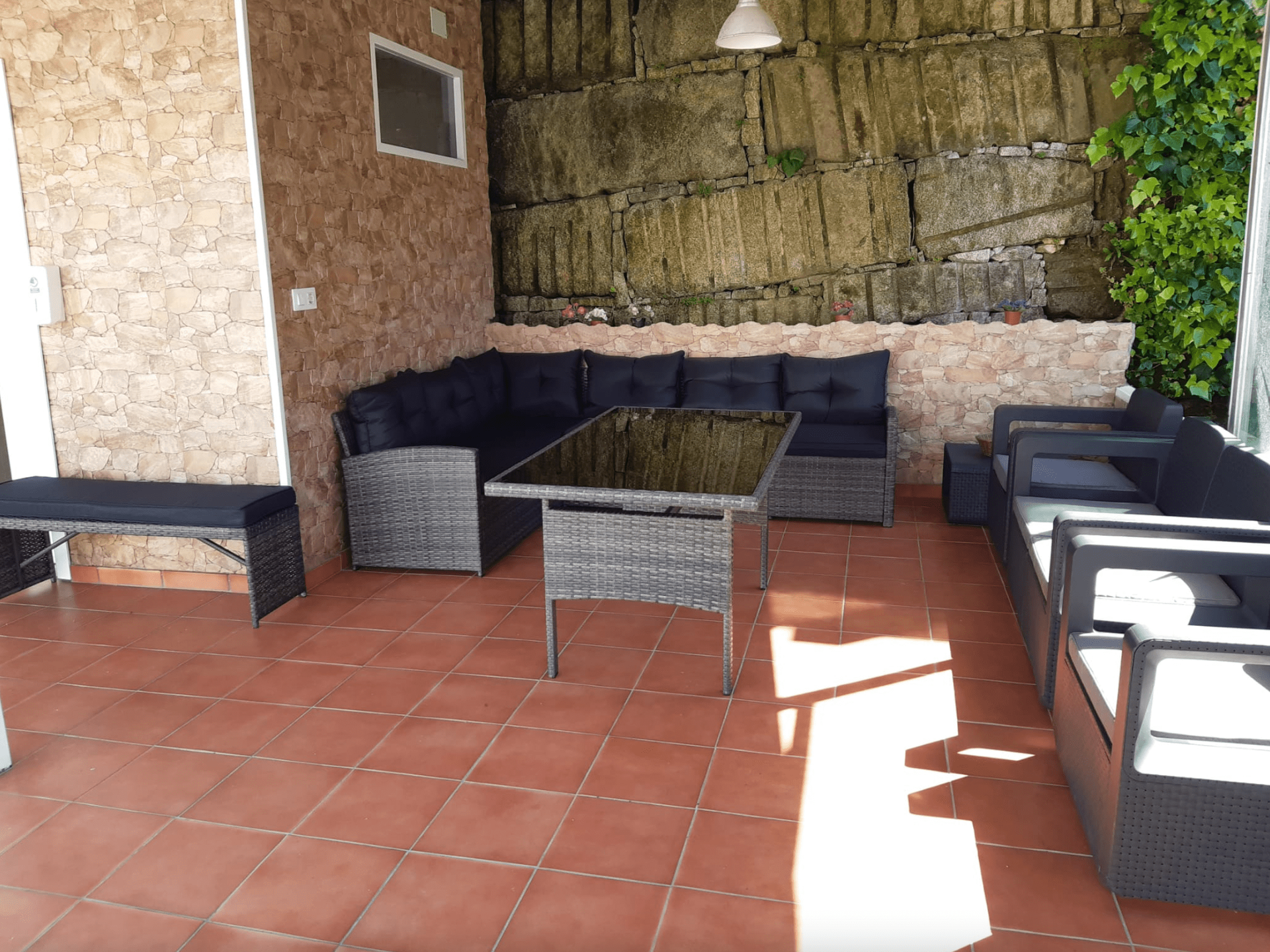 Una sala de estar con un sofá y una mesa