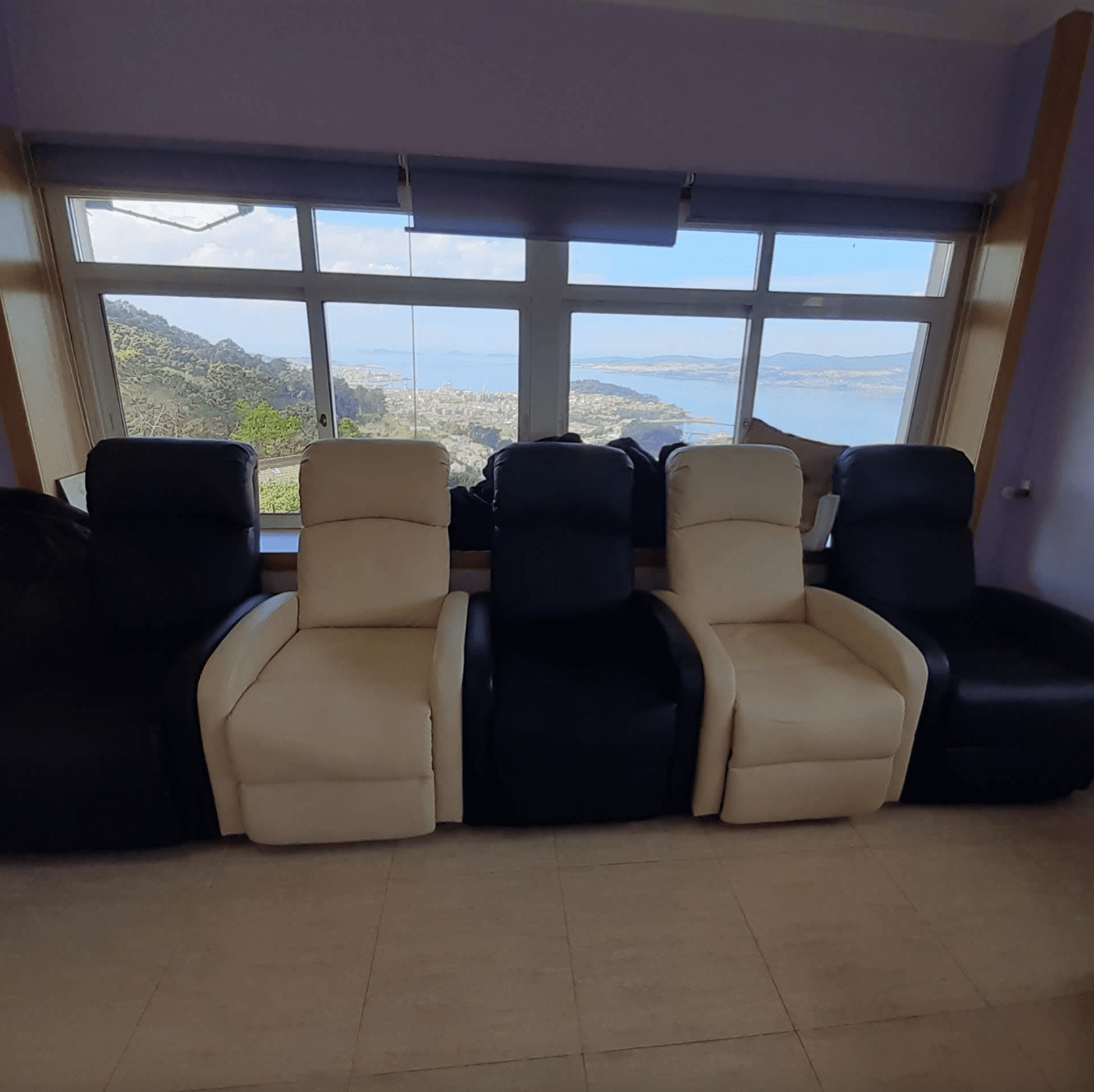 Una habitación con muchas sillas y una ventana grande.