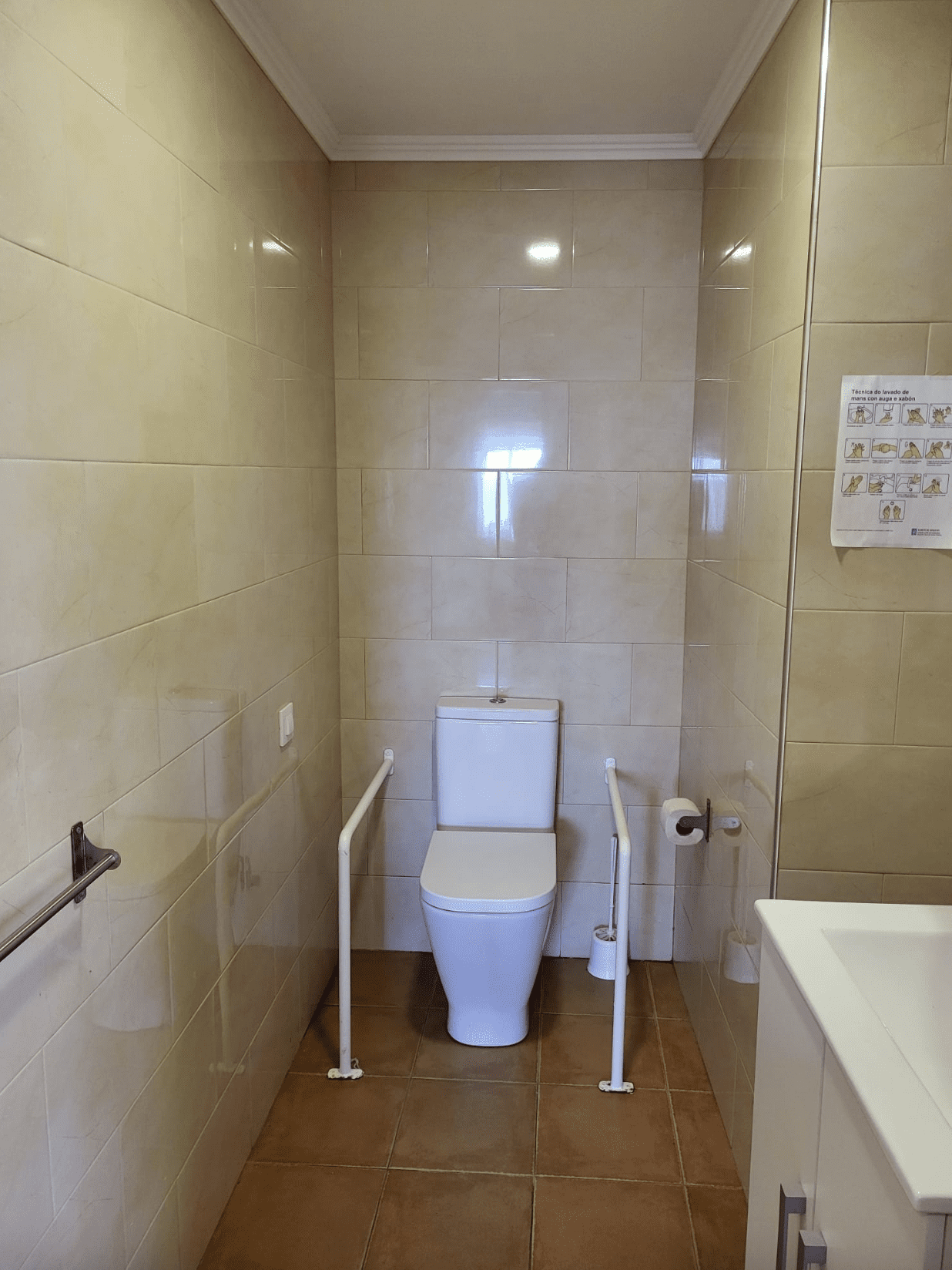 Un baño con inodoro y lavabo.