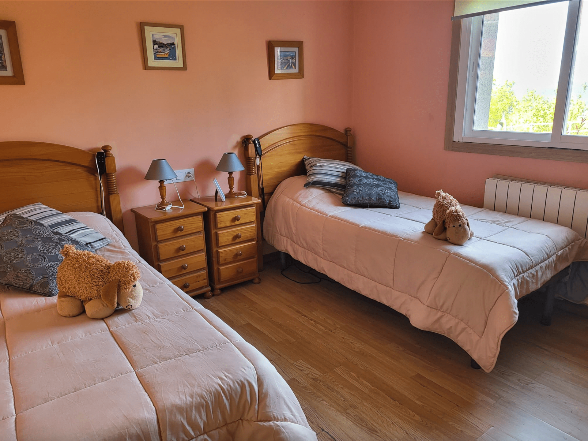 Un dormitorio con dos camas y dos mesitas de noche