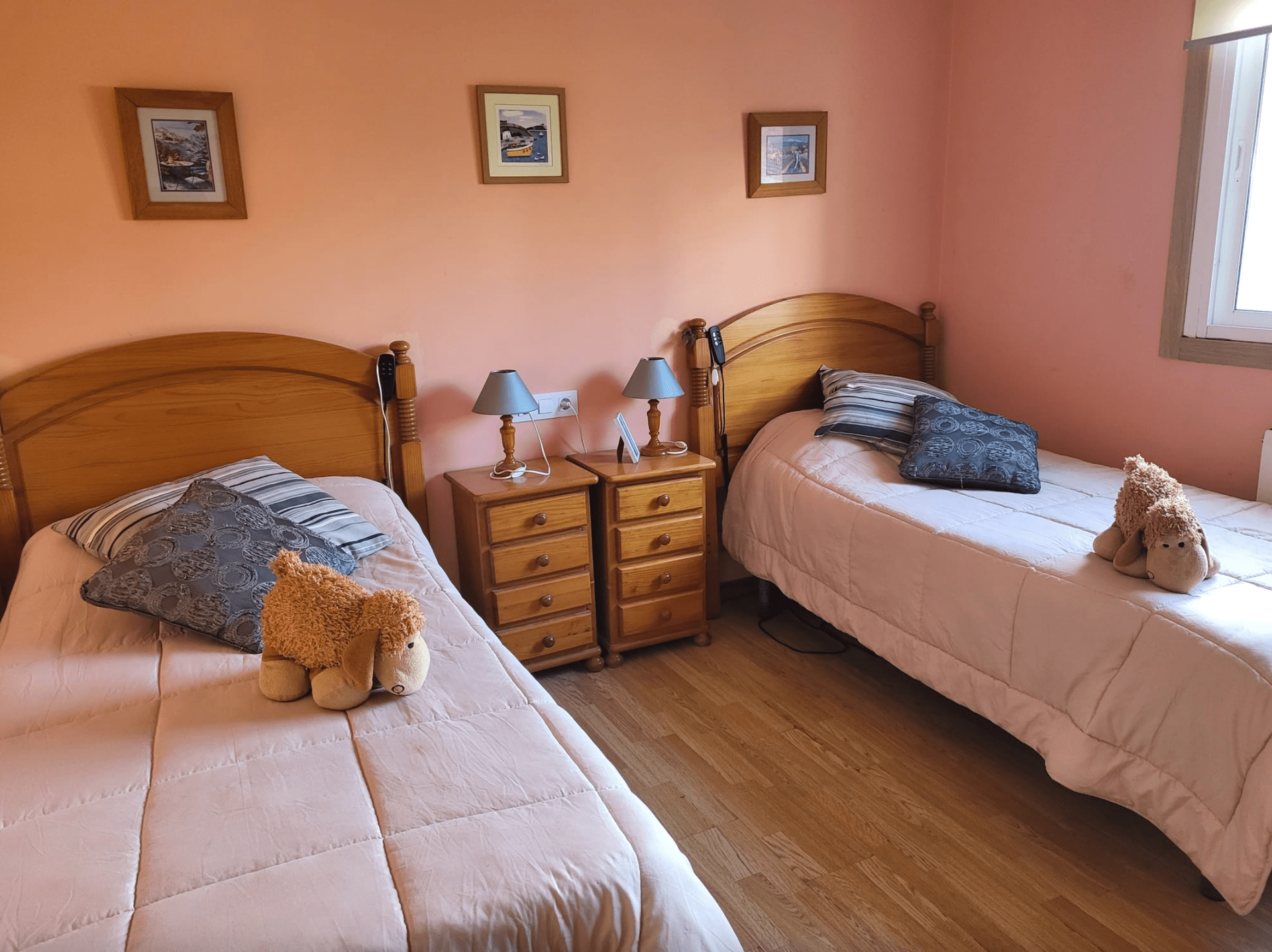 Un dormitorio con dos camas individuales y dos mesitas de noche.