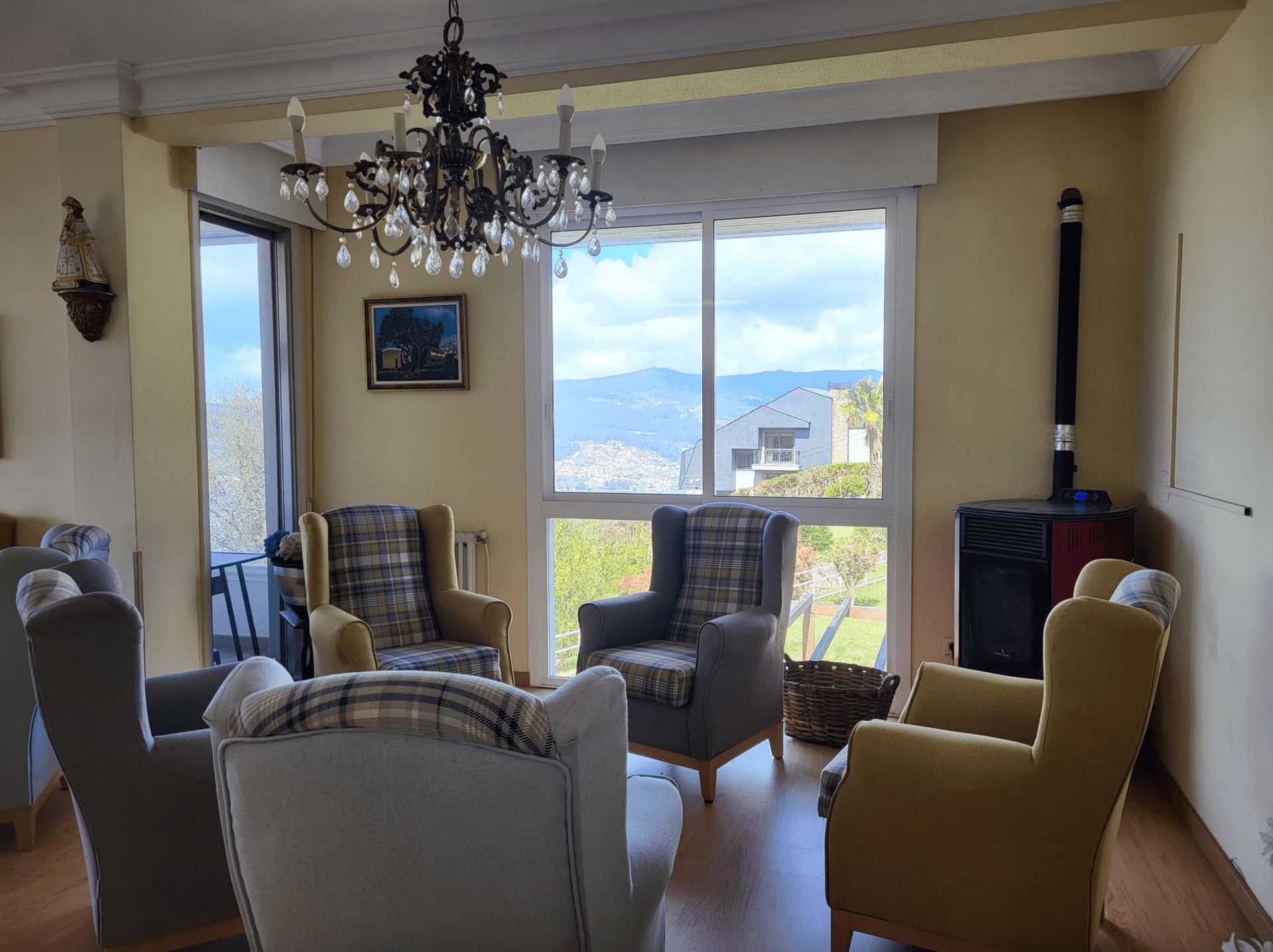 Una sala de estar llena de muebles y una lámpara de araña.