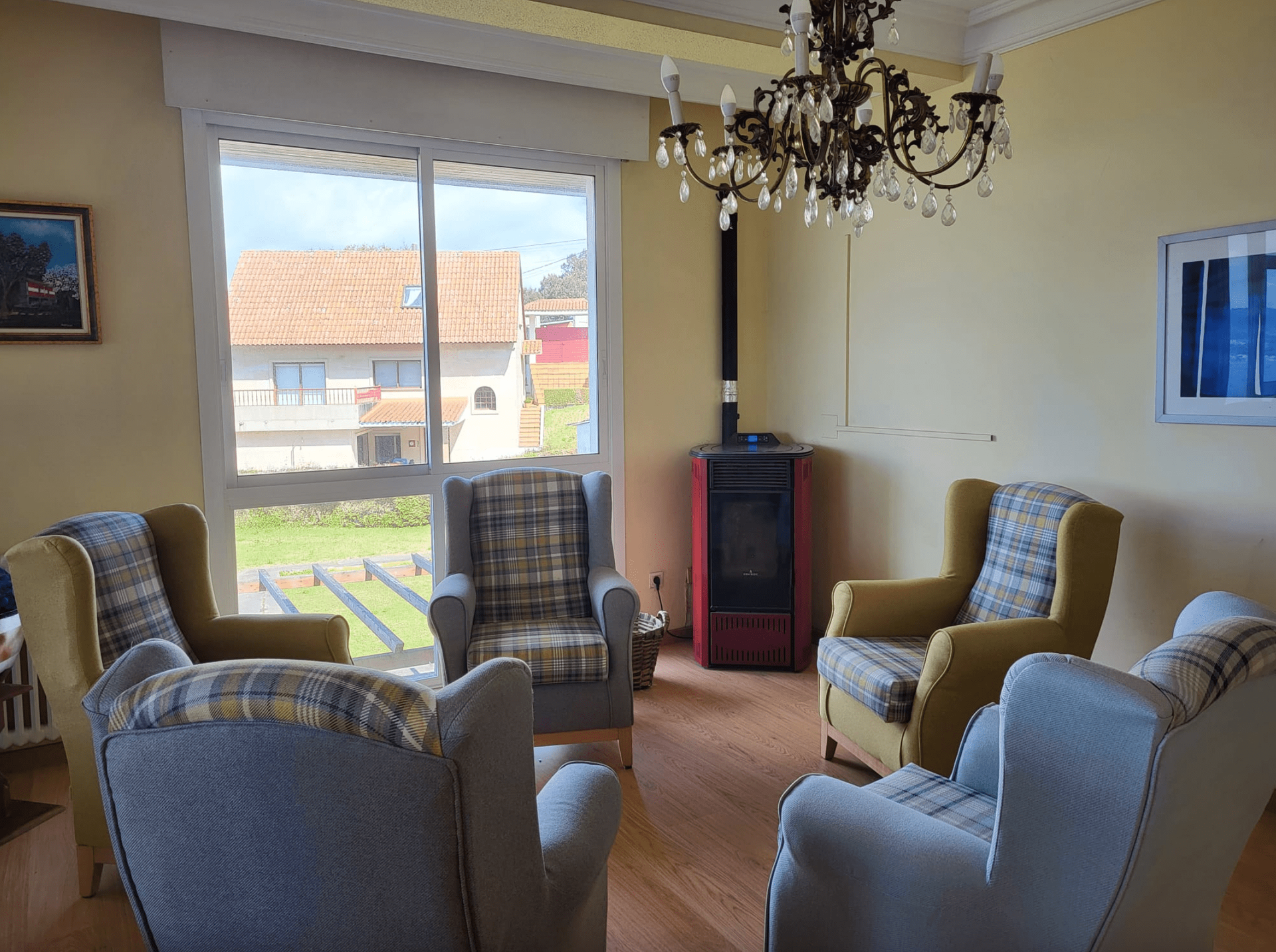 Una sala de estar llena de muebles y una lámpara de araña.