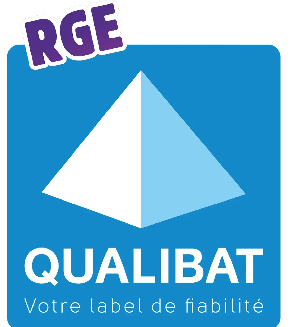 Logo avec « RGE » en violet, un carré bleu avec une pyramide blanche et bleue, et « QUALIBAT » avec le slogan.