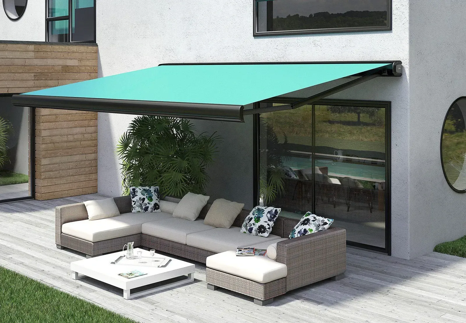 Un auvent turquoise surplombe un coin salon extérieur aménagé avec un canapé et une table basse.
