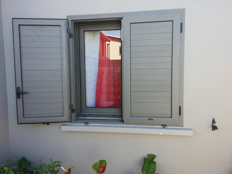 Fenêtre coulissante 2 vtx grise + volets battants gris (3)