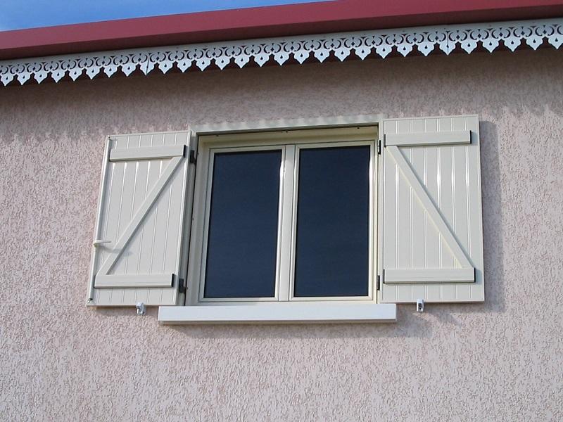 Fenêtre coulissante 2 vtx + volets battants bois blanc