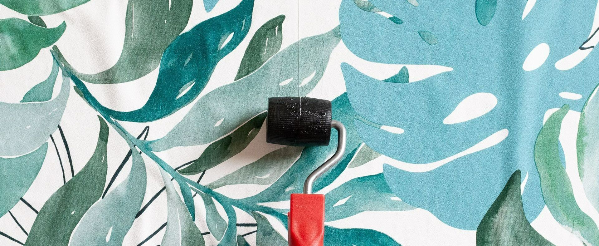 Un rouleau sur du papier peint