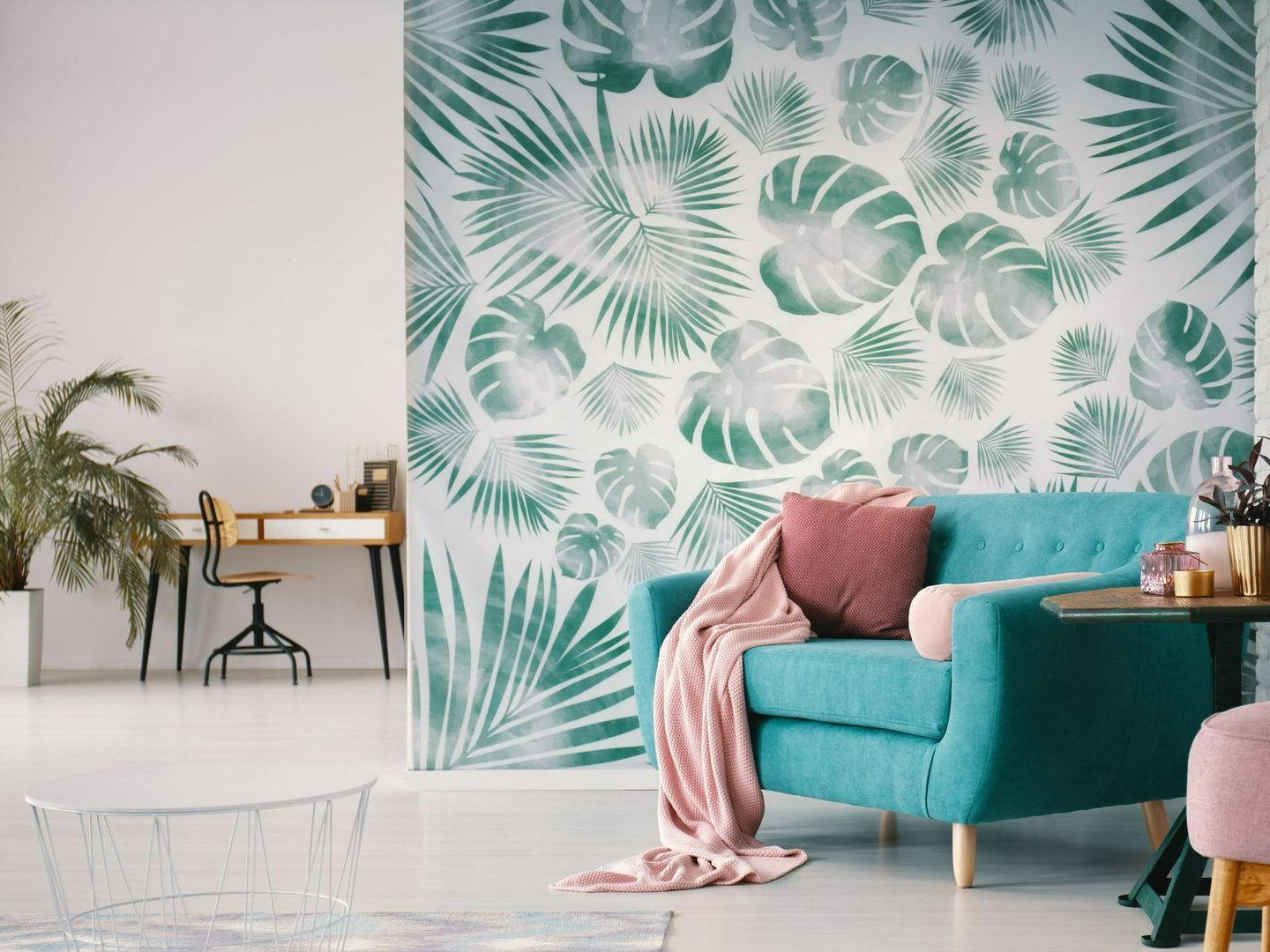 Une pièce avec du papier peint