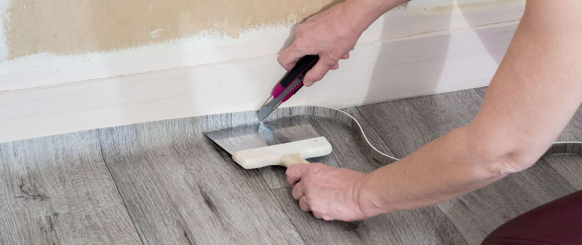 Un ouvrier pose du lino