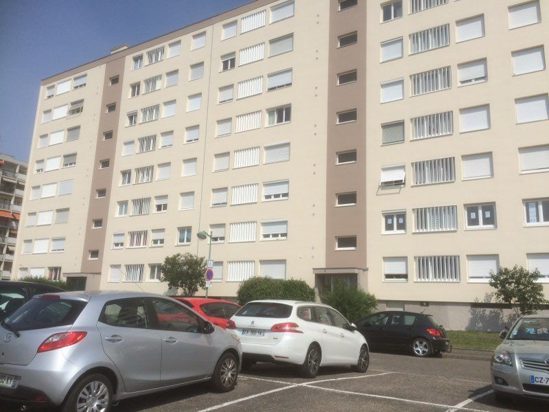 Un ouvrier peint une façade