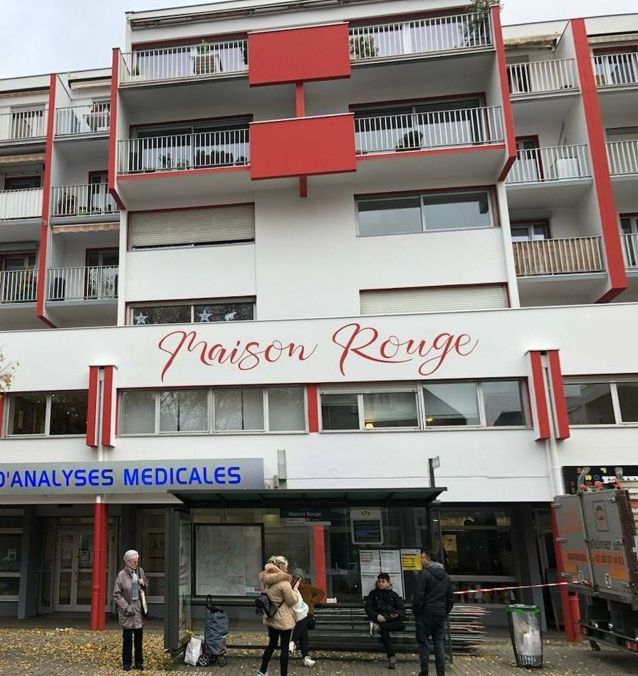 Une entrée avec un revêtement de sol