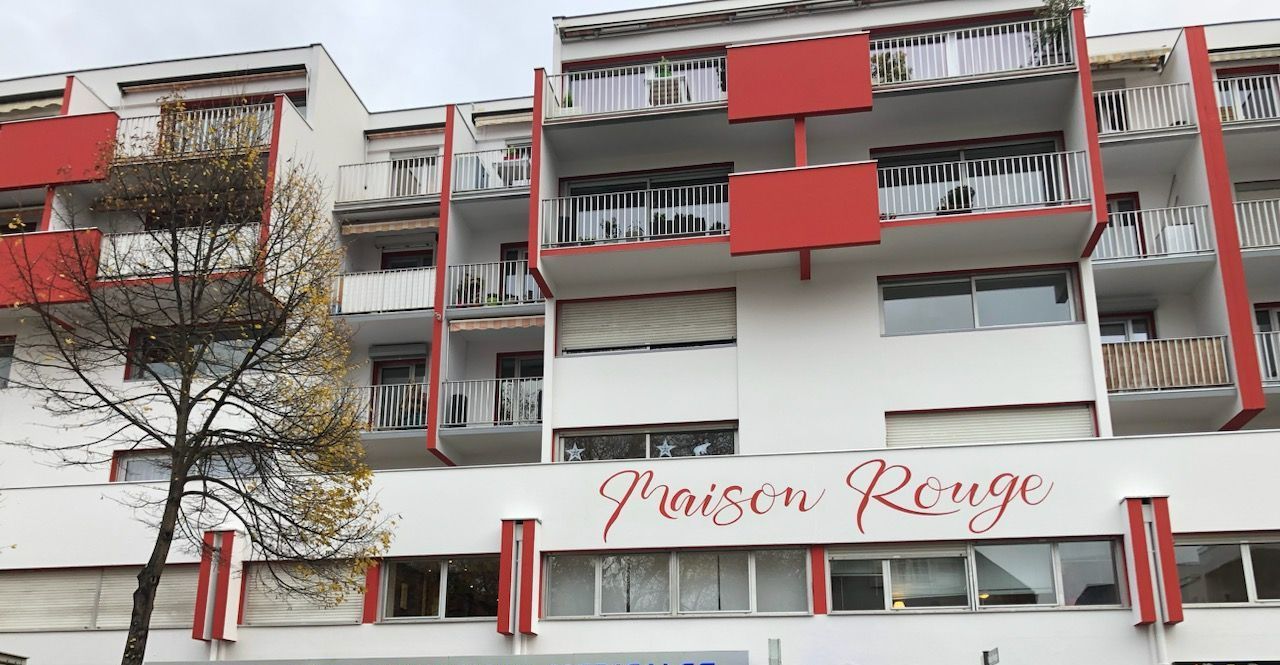 Une pièce avec des murs tout blancs