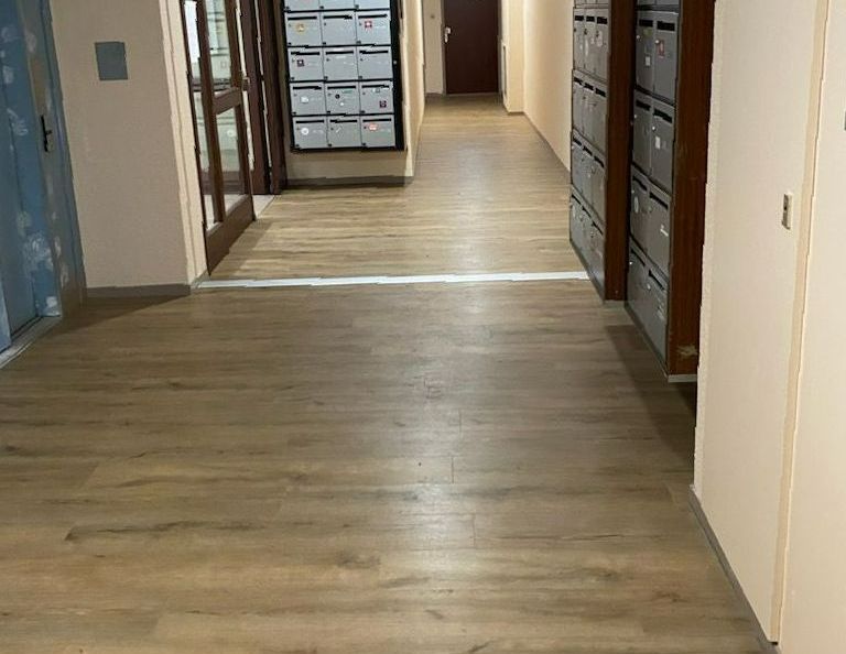 Une entrée avec un revêtement de sol neuf