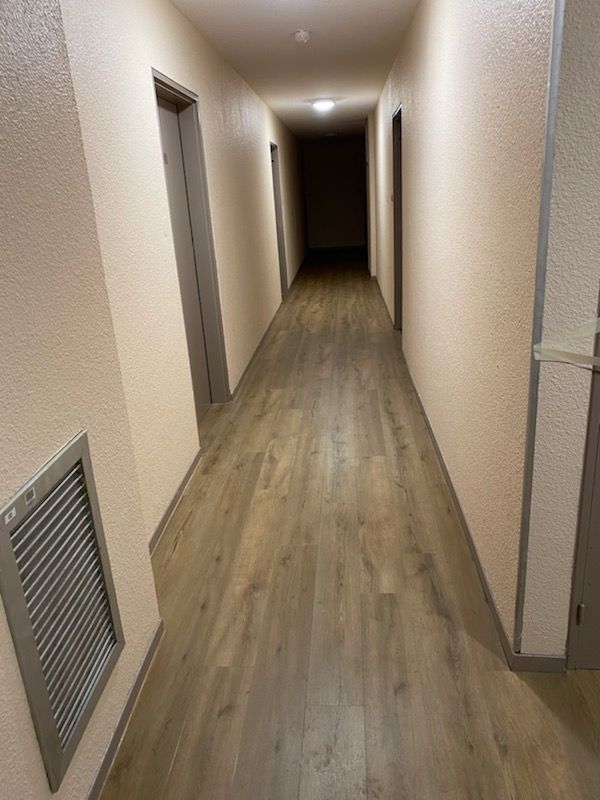 Un couloir avec un nouveau revêtement de sol
