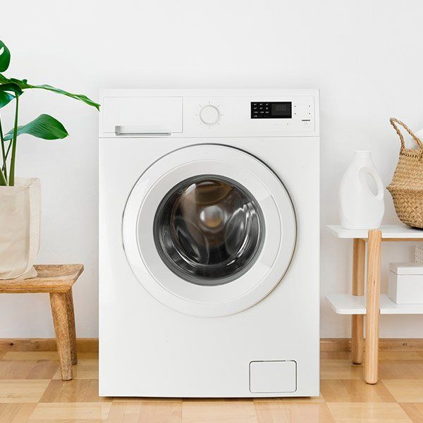 Une machine à laver blanche
