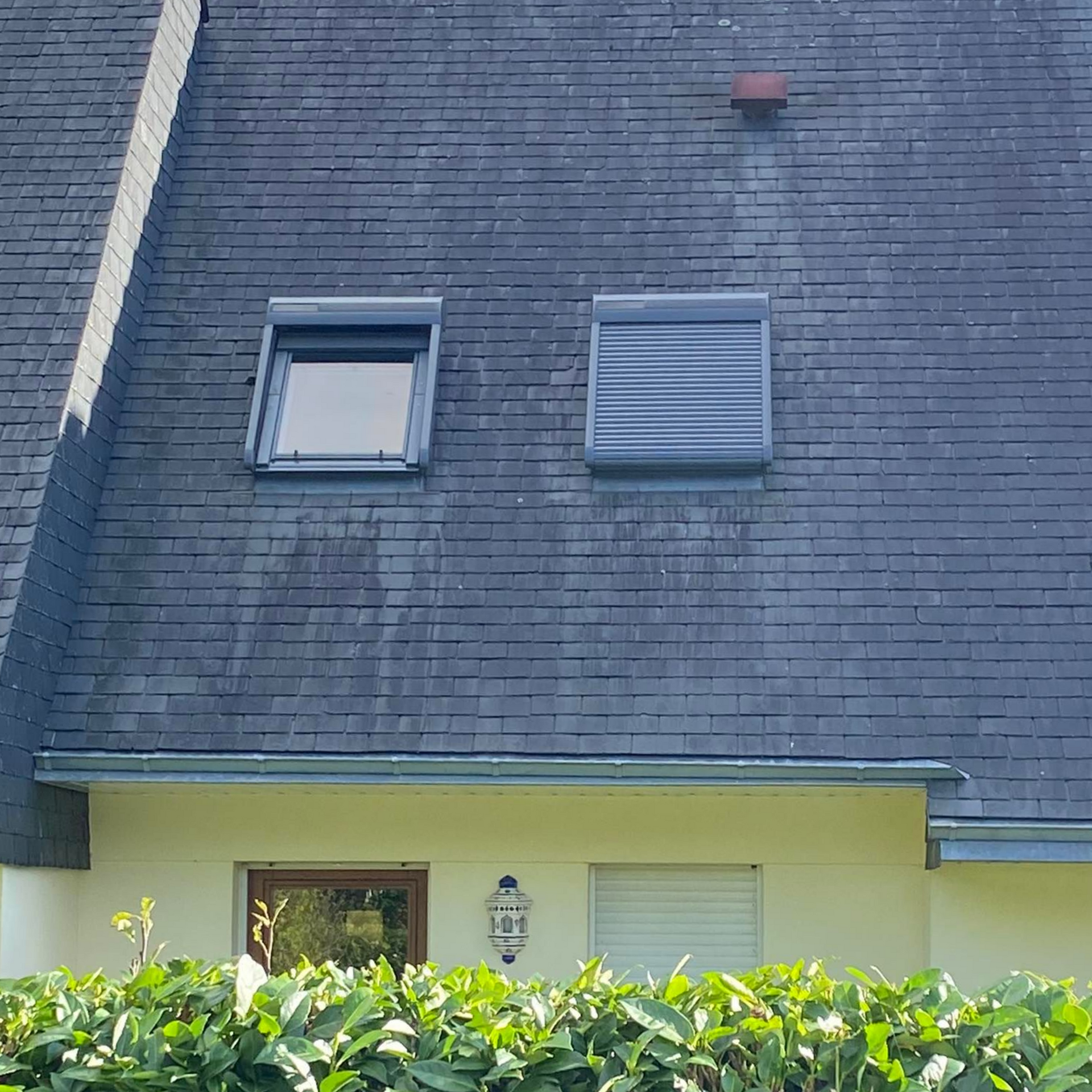 Toit d'une maison avec plusieurs VELUX.