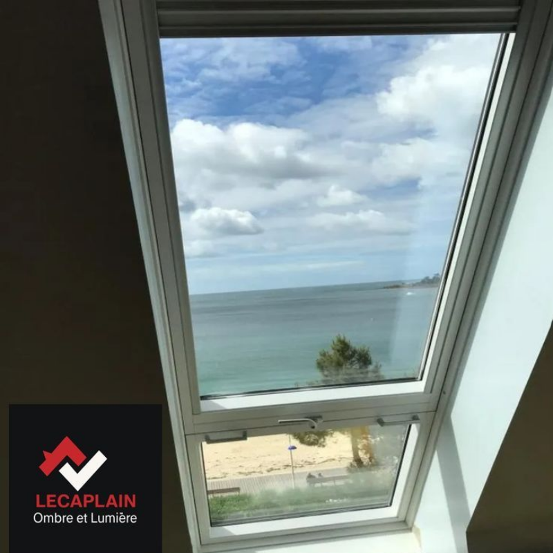 Fenêtre de toit avec vue sur l'océan.