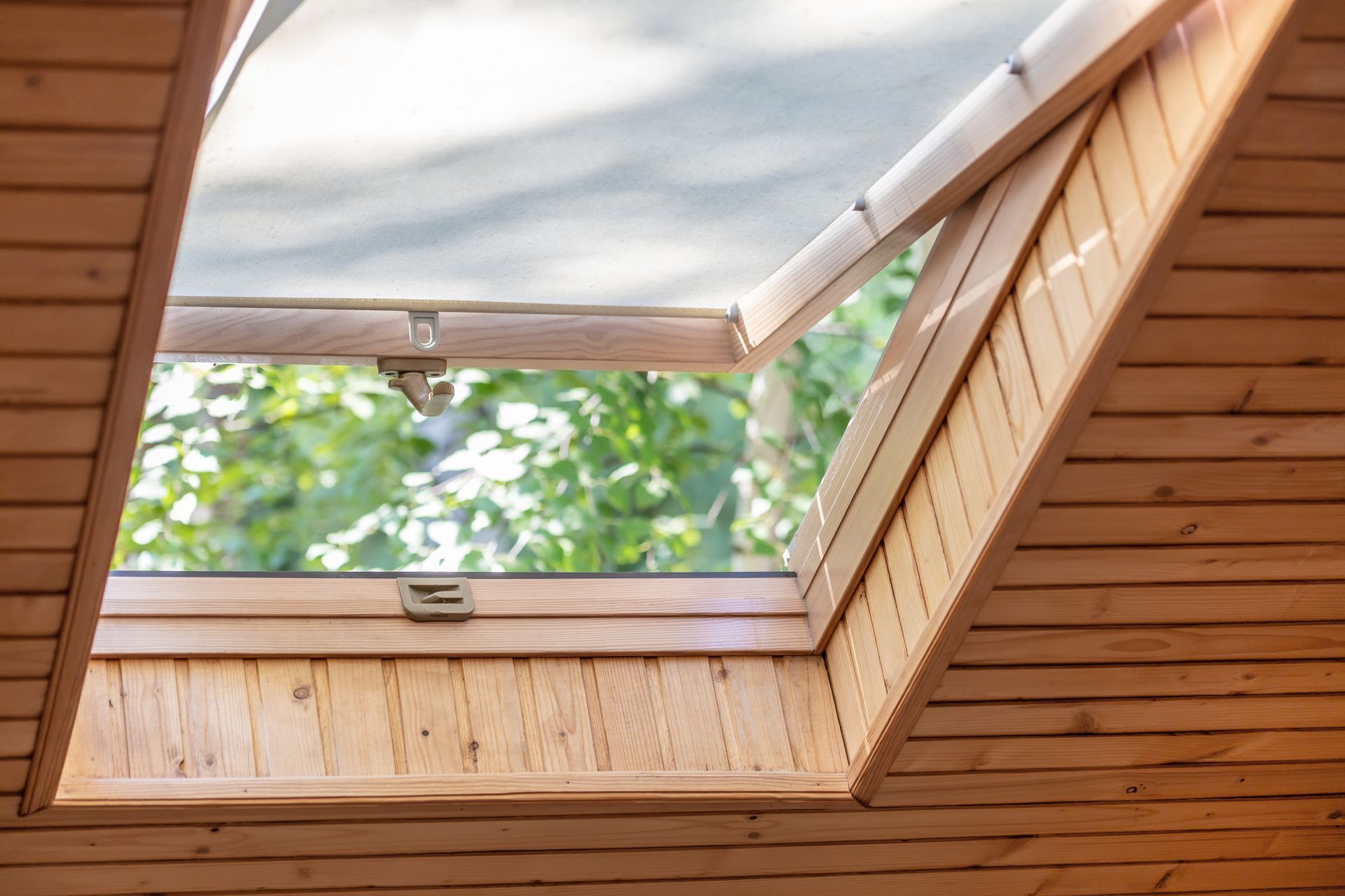Velux ouvert avec un cadre en bois,.