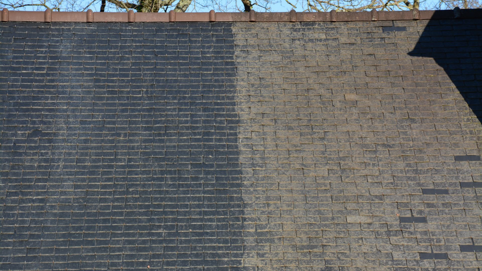 Toiture en ardoise, à moitié nettoyée.