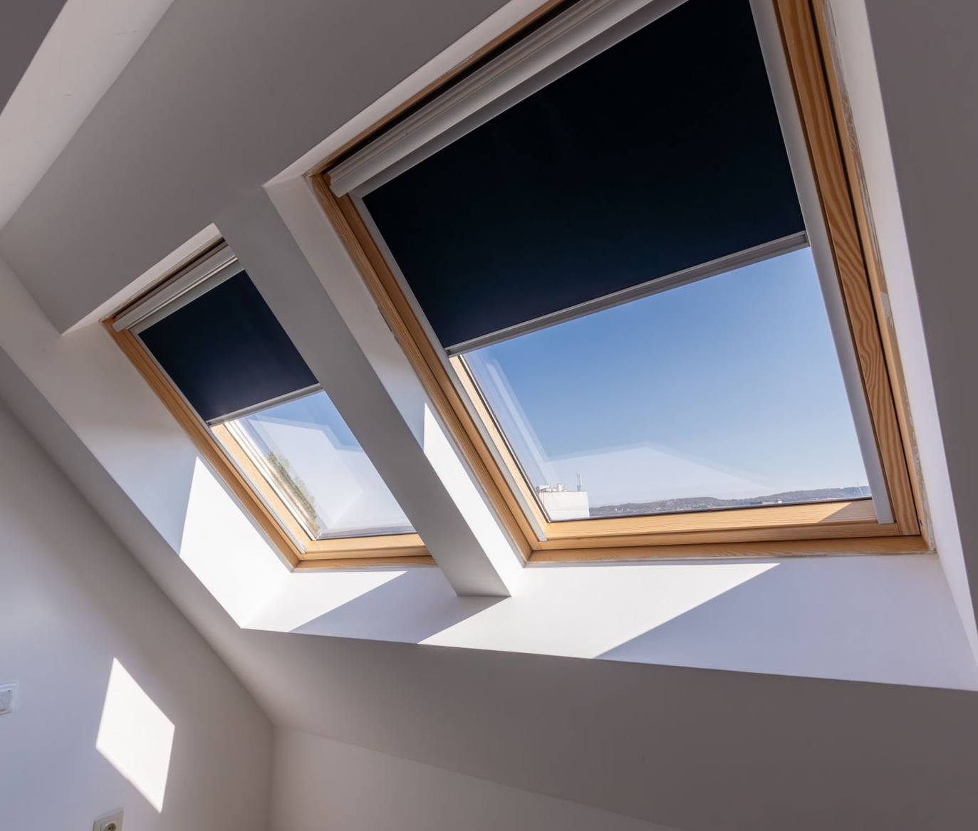 Deux lucarnes avec des stores bleu.