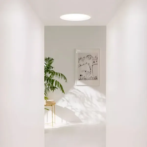 Un couloir avec un puits de lumière.