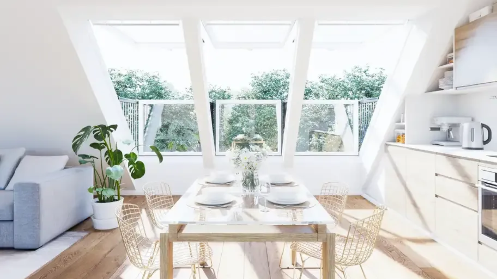 Salle à manger lumineuse avec une verrière-balcon.