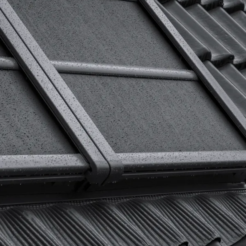 Gros plan d'un volet roulant souple VELUX.