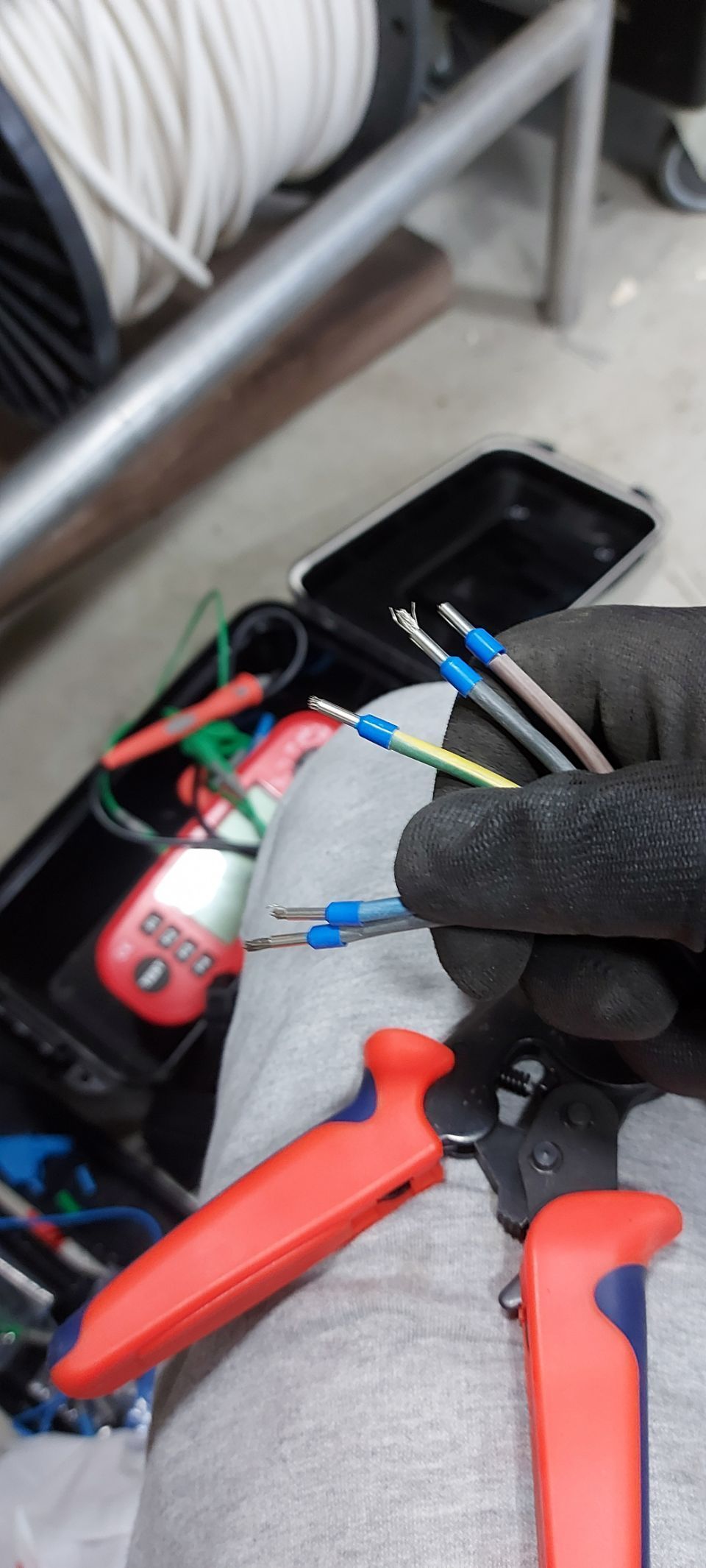 Työkaluja sähkötöihin