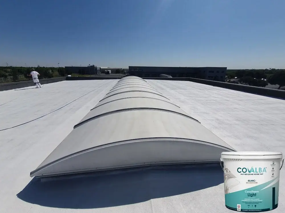 Un toit plat couvert de Cool Roof et un seau avec le logo Covalba