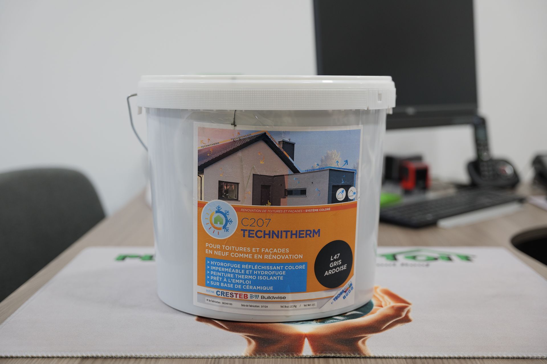 Un pot de dispositif pour Cool Roof de la marque Technichem