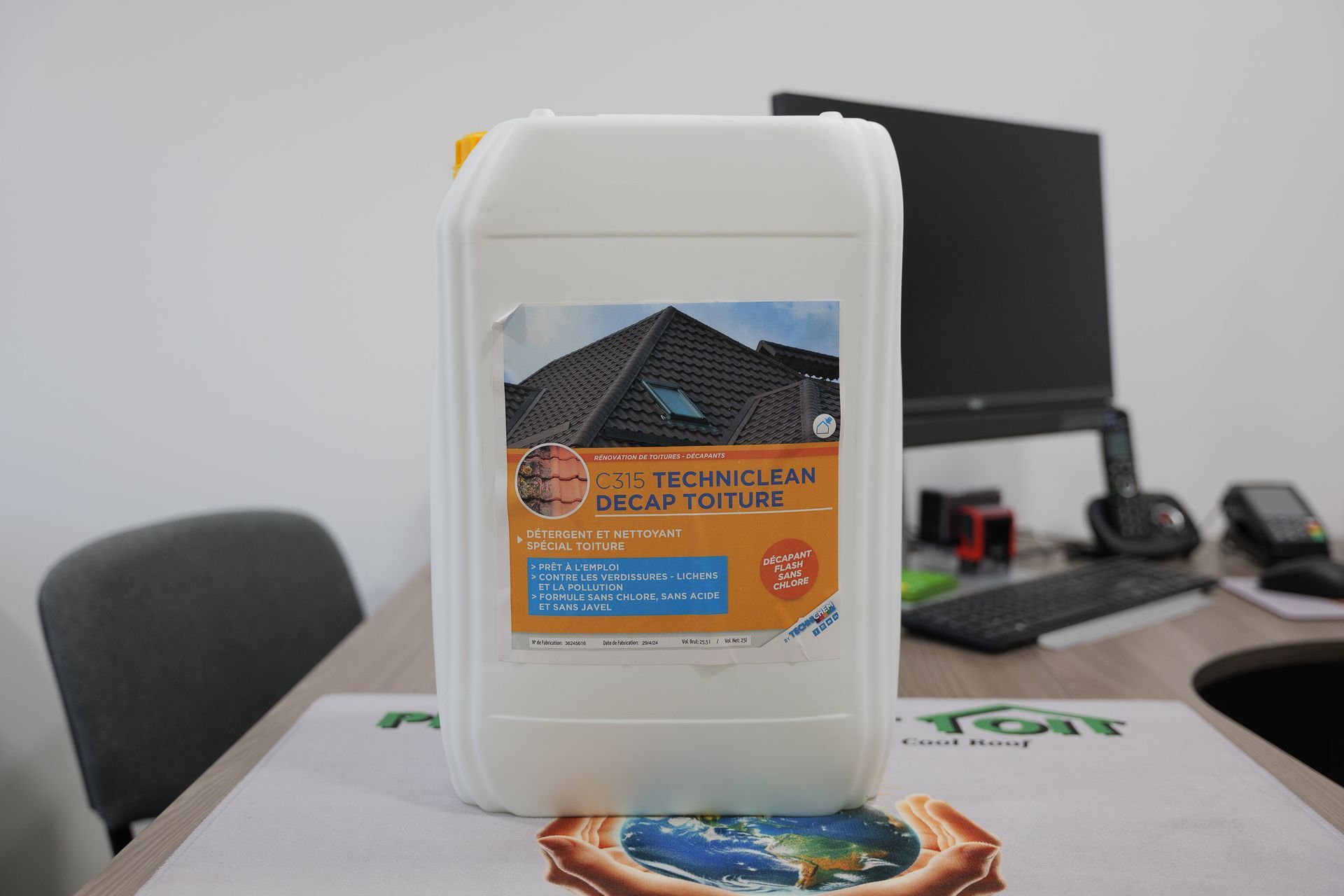 Un bidon de décapant de toiture de la marque Technichem