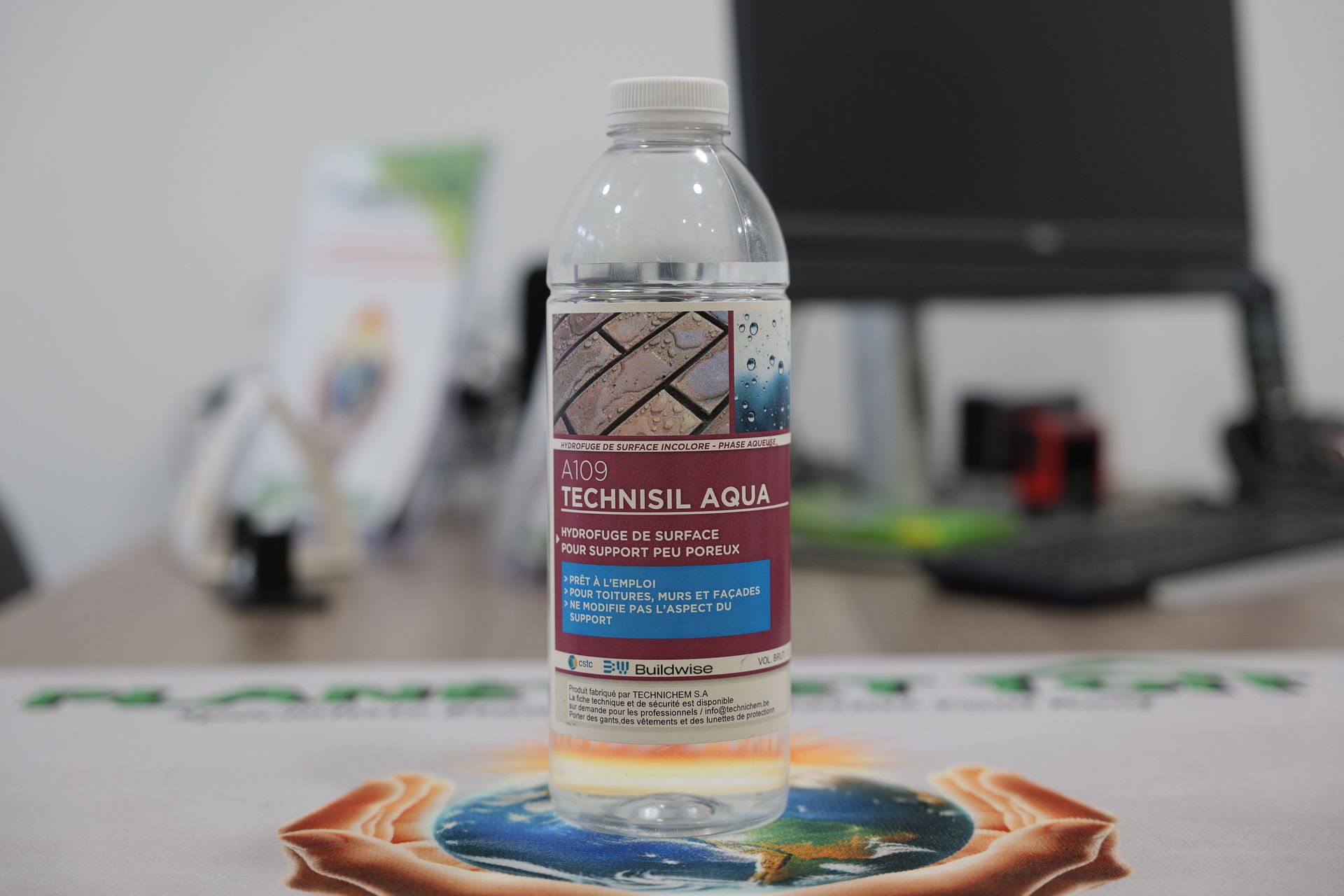 Un artisan effectue un traitement de toiture