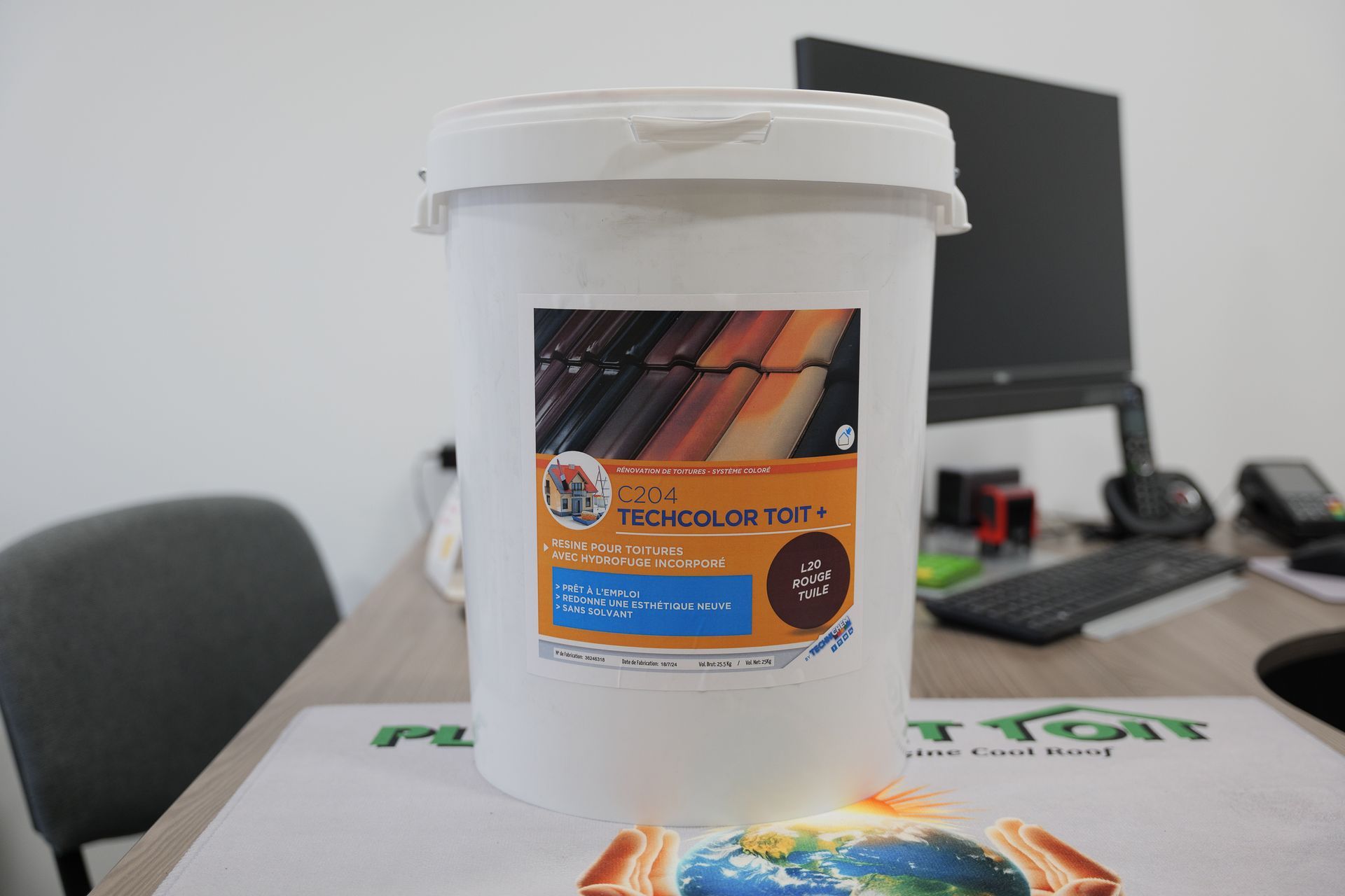 Un pot de résine pour toiture