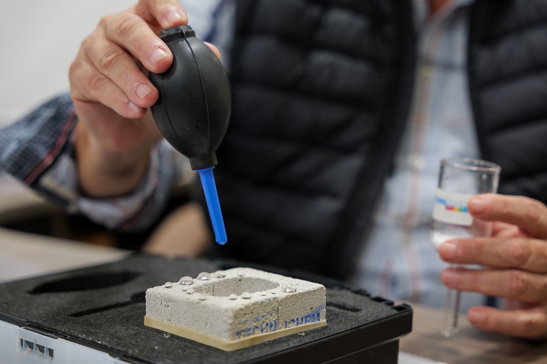 Un homme utilise une pipette