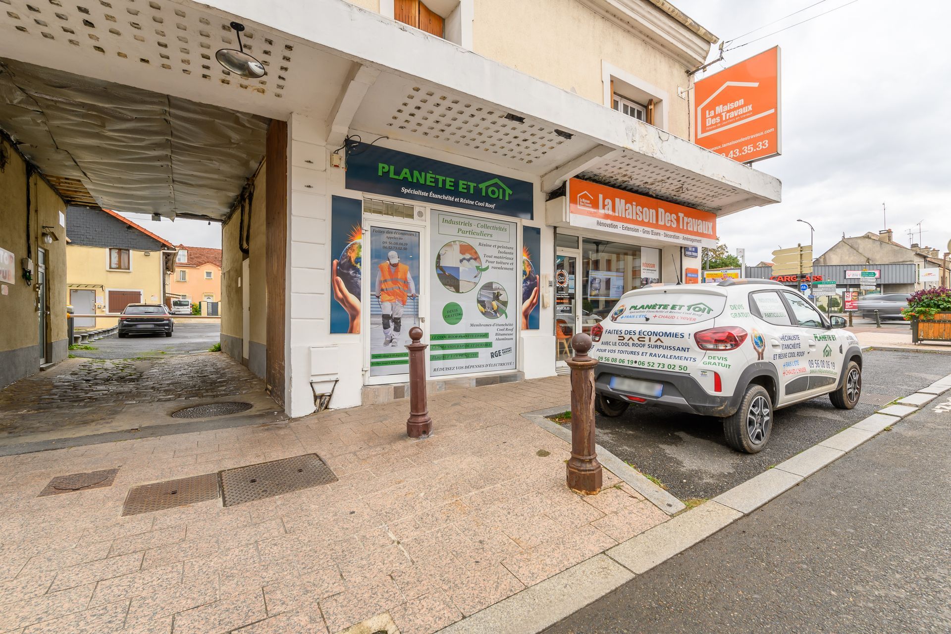 Devanture du magasin Planète et Toit avec un camion blanc