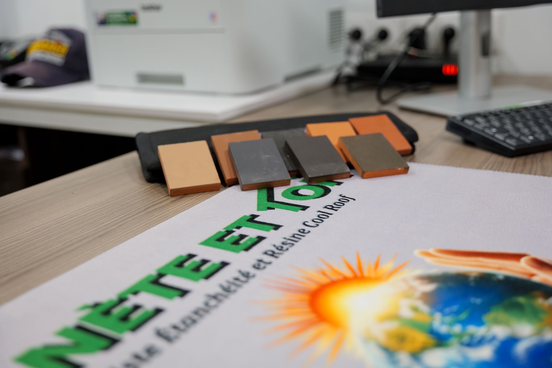 Des échantillons sur un document portant le logo Planète et Toit