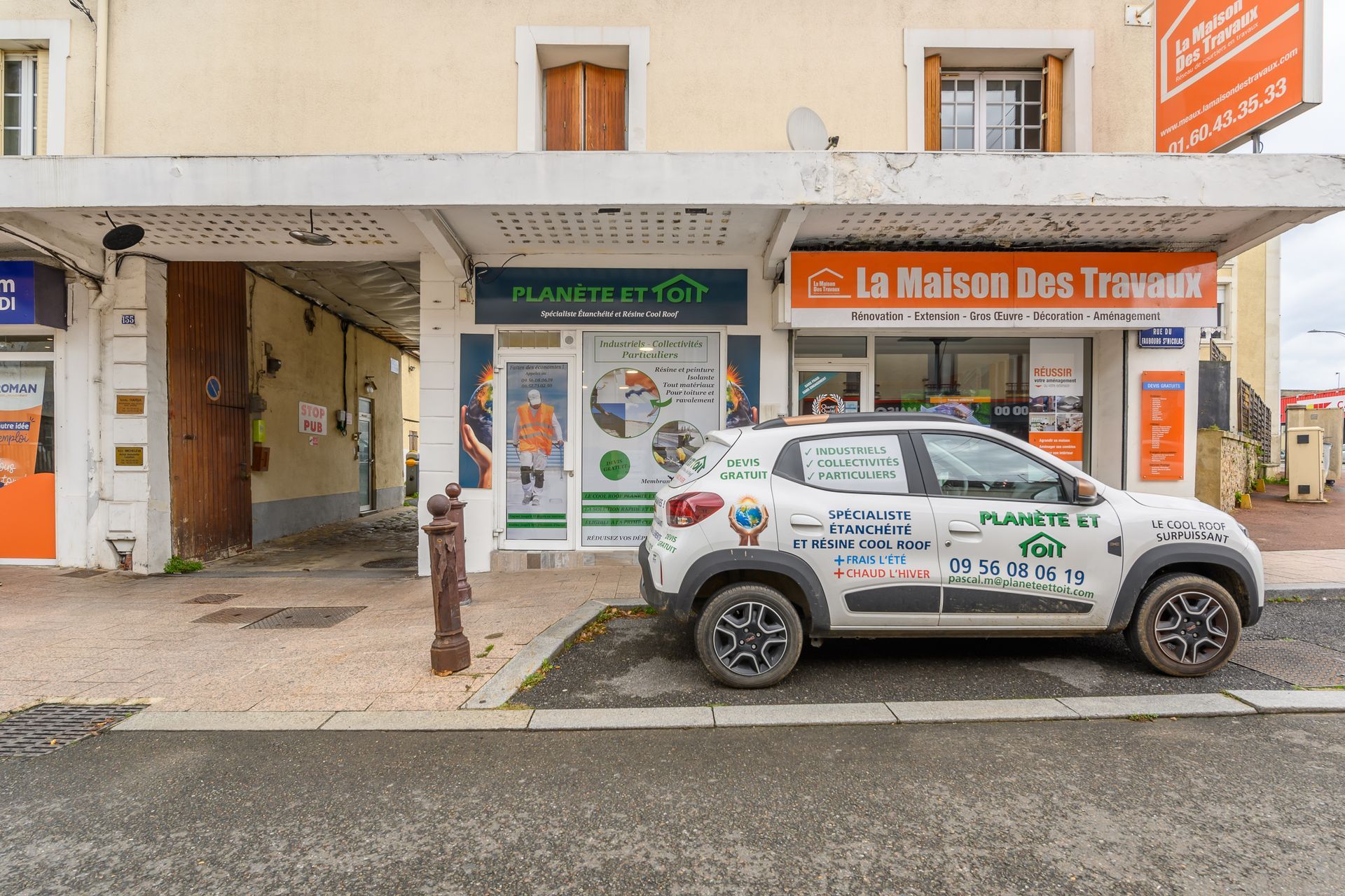 Un camion blanc et la devanture de magasin de Planète et Toit