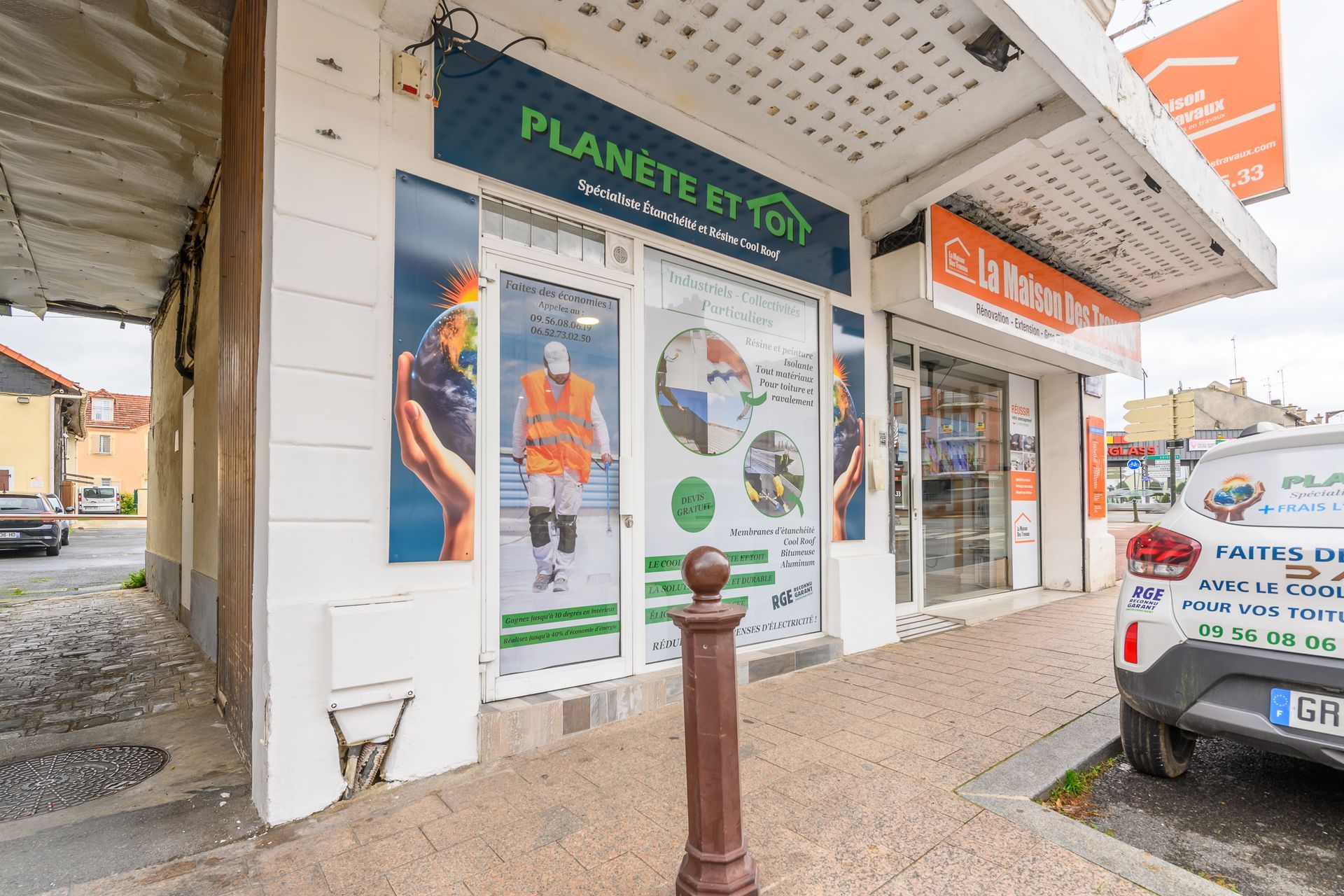 Devanture de l'entreprise Planète et Toit et camion blanc