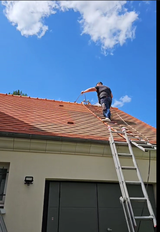 Un homme sur un toit