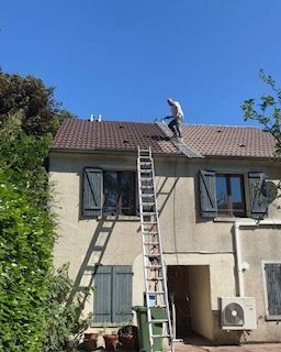 Un homme sur un toit