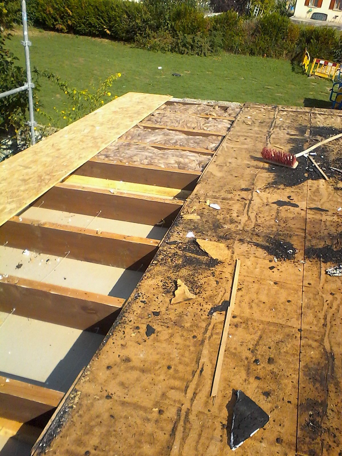 Installation de plaque isolante sur un toit plat