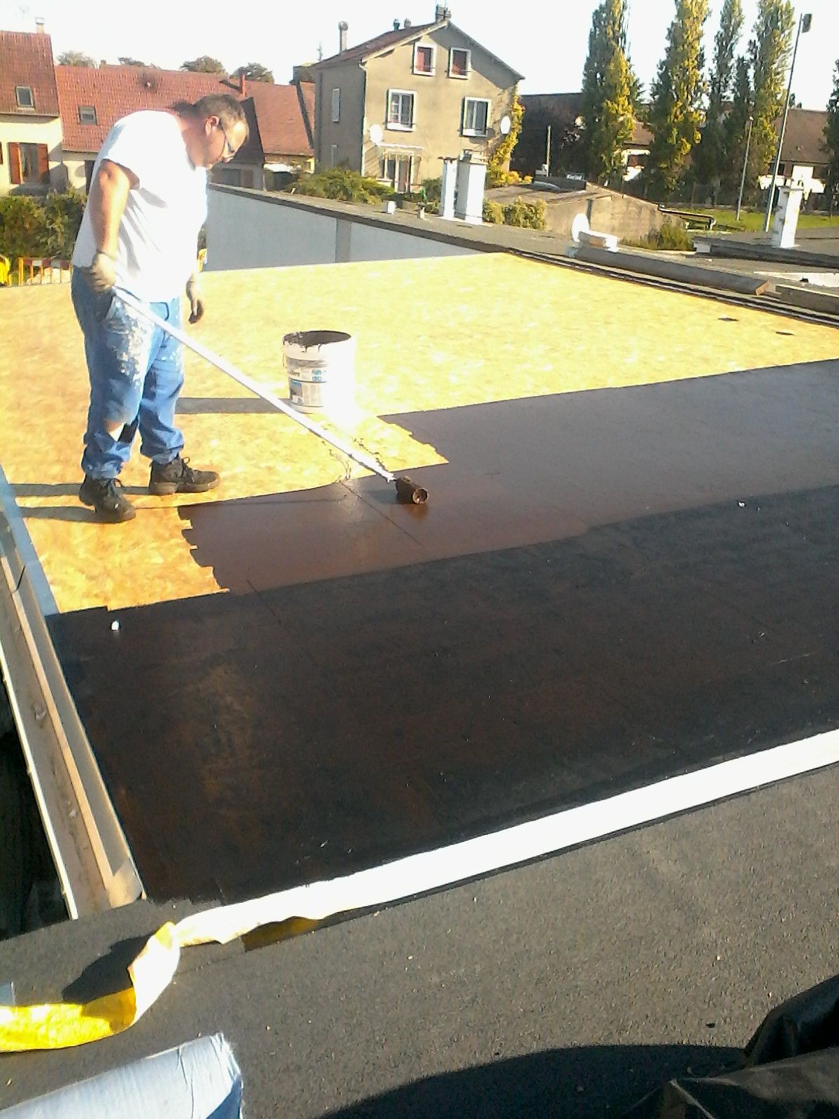 Un artisan sur un toit plat