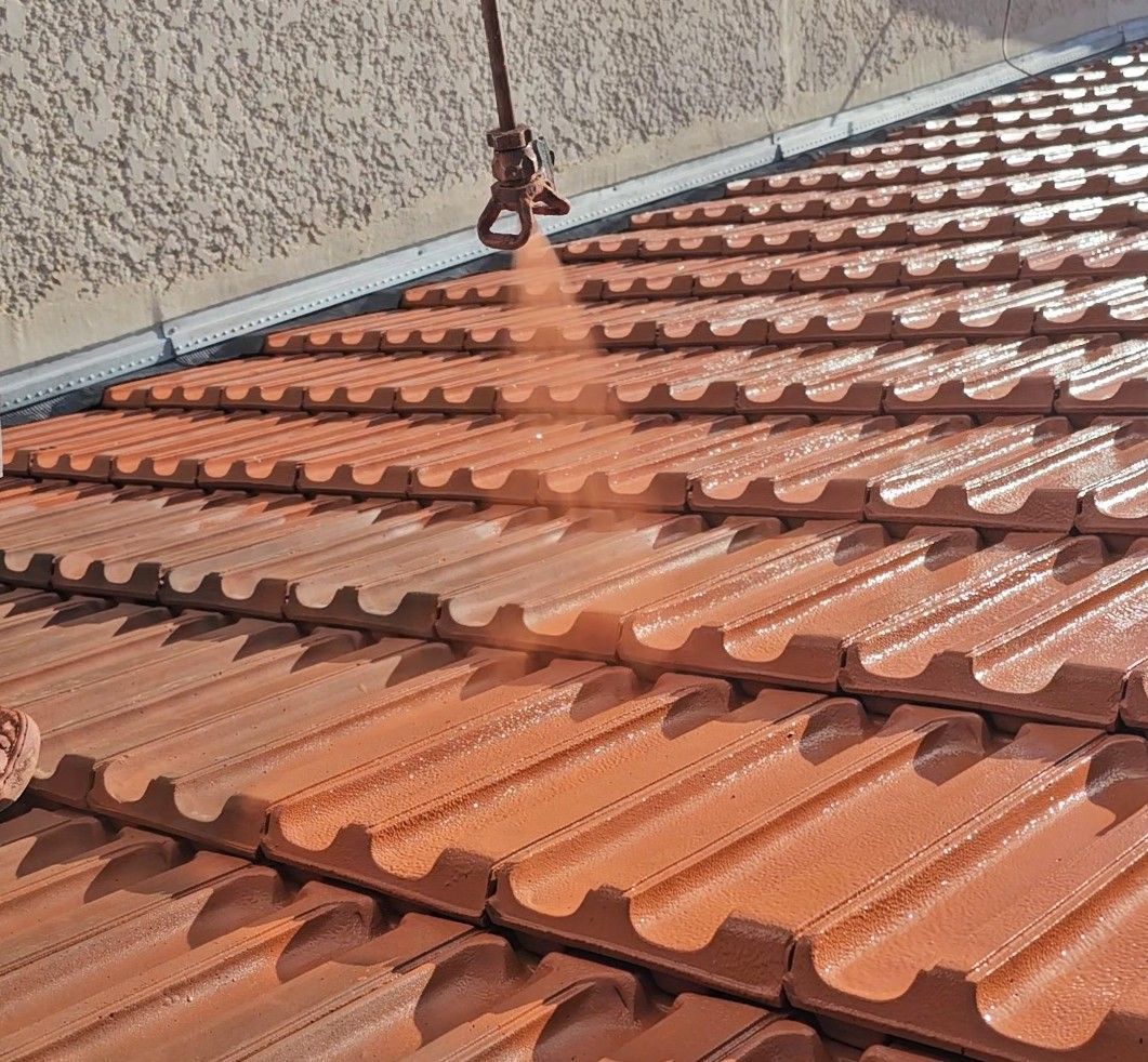 Un homme effectue de l'isolation de toit plat par Cool Roof