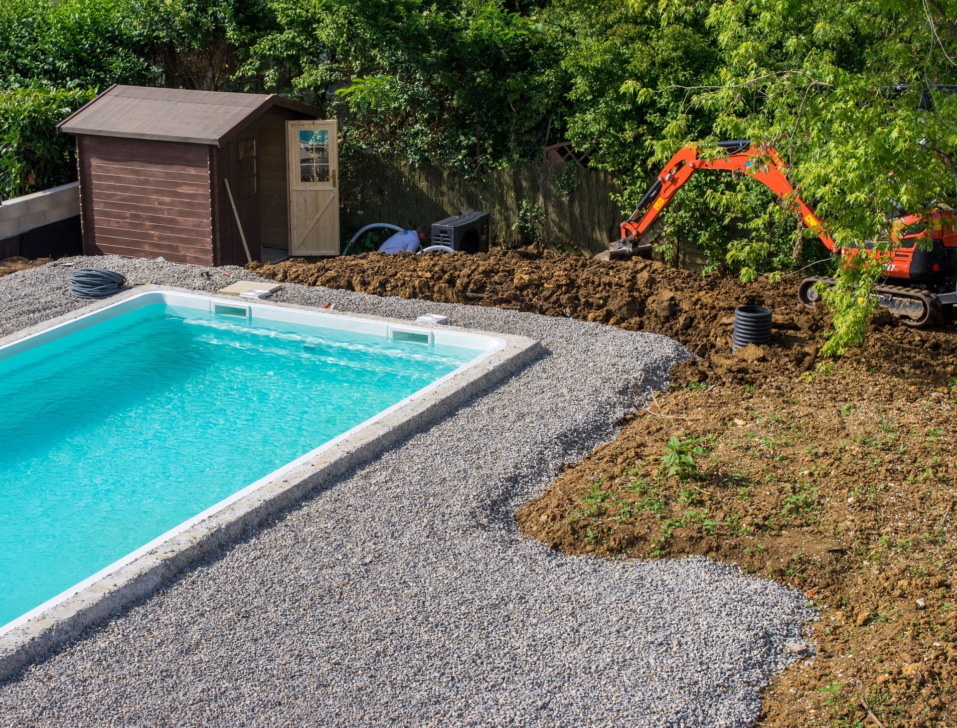Piscine avec gravier autour