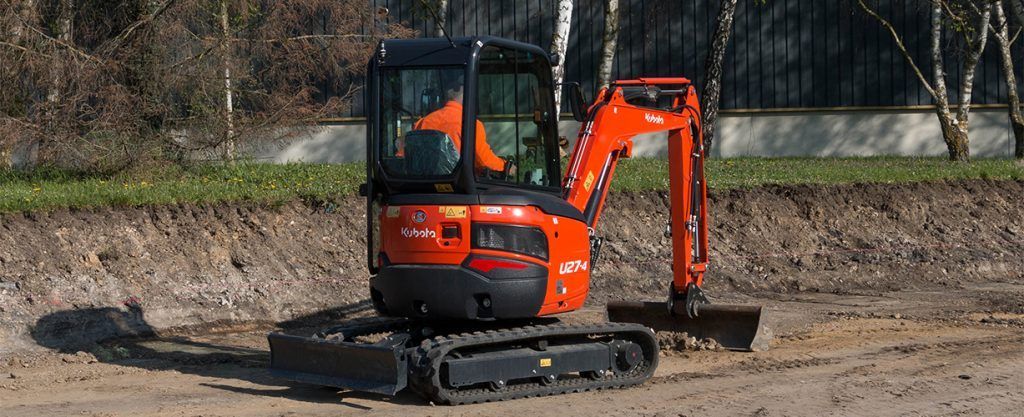 Terrassier dans une minipelle