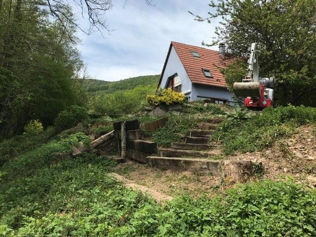 Mur de soutènement en gabions et gazon en plaques avant travaux