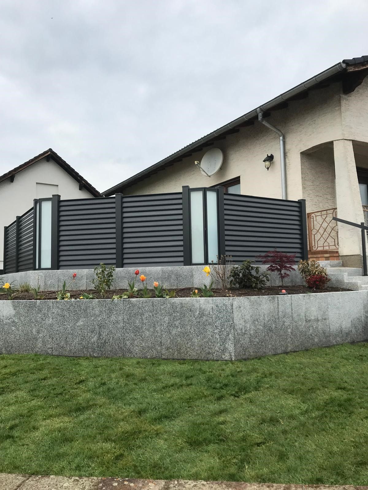 Création d’une terrasse en élévation avec jardinière granit