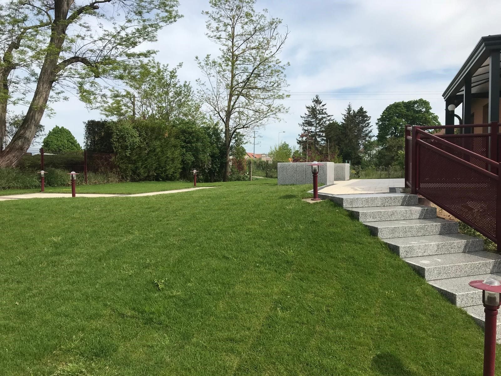 Escalier granit et gazons en plaques
